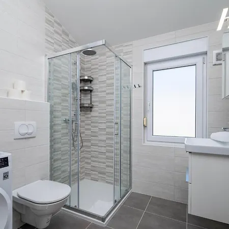 2 Bedroom Awesome In Valbandom * Valbandon