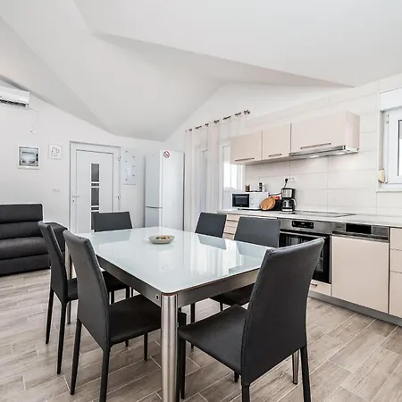 2 Bedroom Awesome In Valbandom Valbandon
