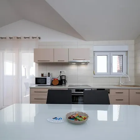 2 Bedroom Awesome In Valbandom * Valbandon