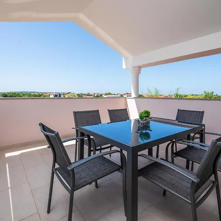 Apartment Beautiful In Valbandom With Wifi